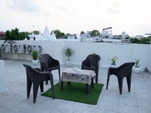 Near Taj Hotel | Self-Cooking + Free Breakfast Apartment in Lucknow