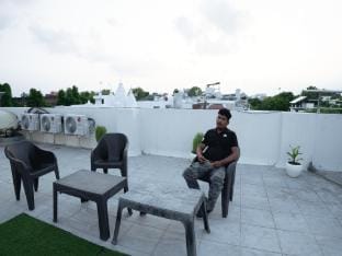 Near Taj Hotel | Self-Cooking + Free Breakfast Apartment in Lucknow