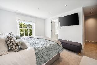 Oakdale & Regal at Latchmere Hse Apartment in Kingston upon Thames