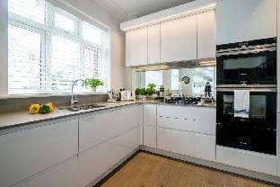 Oakdale & The Regal at Fitzroy Apartment in Isleworth