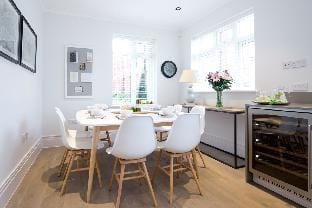 Oakdale & The Regal at Fitzroy Apartment in Isleworth