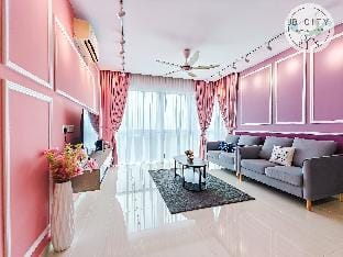 Medini Signature - Purple Rain Suites by RR JBcity Apartment in Johor