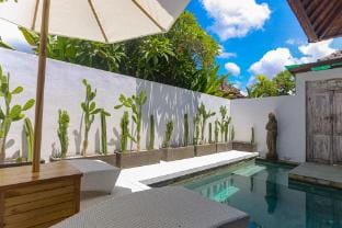 Charming Villa Sunflower with private pool -Canggu Villa in North Kuta