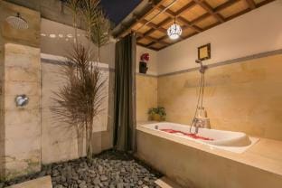 Balinese 2BR Private Pool Villa Quite Area in Ubud Villa in Sukawati