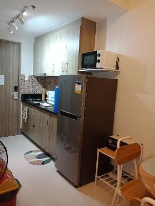 NEW Bright 1BR Fame-Pool View+Internet+Netflix Apartment in Mandaluyong