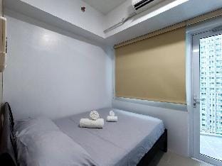1 BR Condo Makati Pool View + Fiber Net + Netflix Apartment in Makati