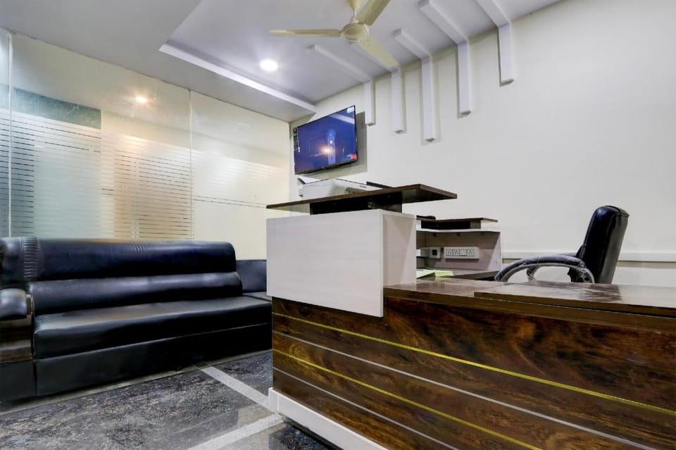 Super Townhouse Nanak Ram Guda Near WaveRock SEZ Hotel in Hyderabad