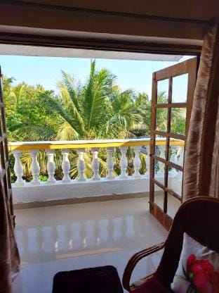 Homely 1bhk WiFi AC Pool 1 km to Candolim beach! Apartment in Candolim