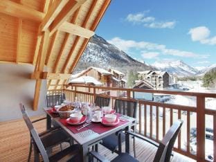 Ski-In Comfort w Spa Apartment in Saint-Chaffrey