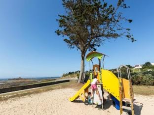 Cozy apartment at the beach with sea-view Apartment in Plougasnou