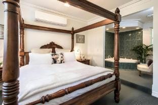 Romantic Keepers Cottage -Spa and Gorgeous Garden Vacation rental in Olinda