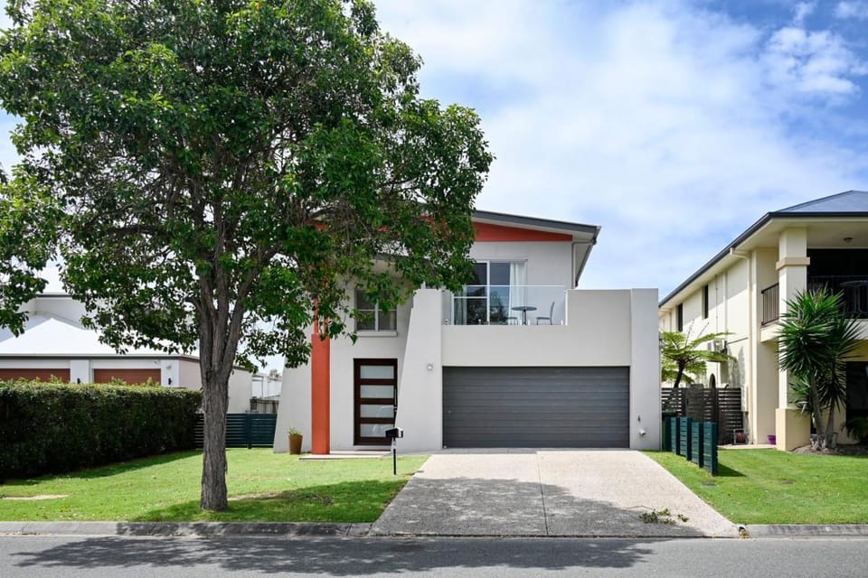 The Decks - Family Beach Getaway - 8 guests ZE9 Vacation rental in Sunshine Coast