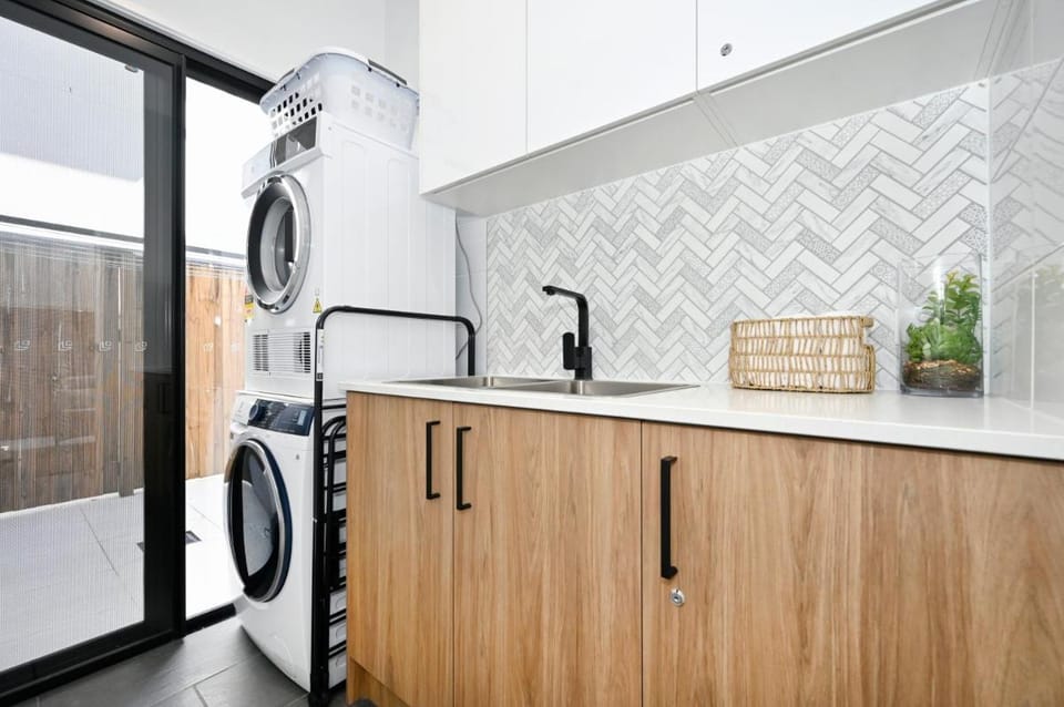 Stylish, Beachside 4 b/r Dream Home - 8 guests ZD7 Vacation rental in Sunshine Coast