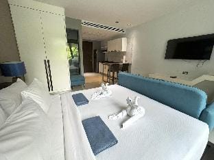 ET214 - Studio with pool access, quiet Patong area Apartment in Patong