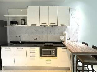 ET214 - Studio with pool access, quiet Patong area Apartment in Patong