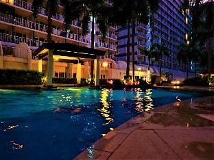 Maru Suite Shell Penthouse; 2 Double Beds PoolView Apartment in Pasay