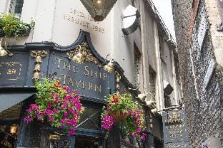 3VH Virginia House, 31 Bloomsbury Way by City Living London Apartment in City of Westminster