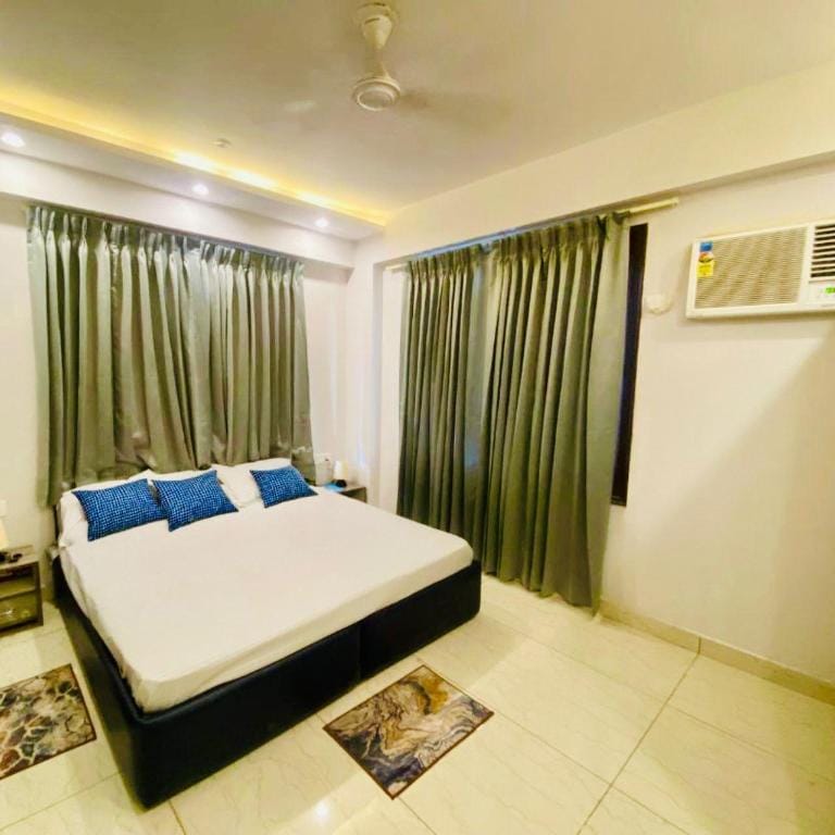 Oh My Place Noida - 143 Hotel in Noida
