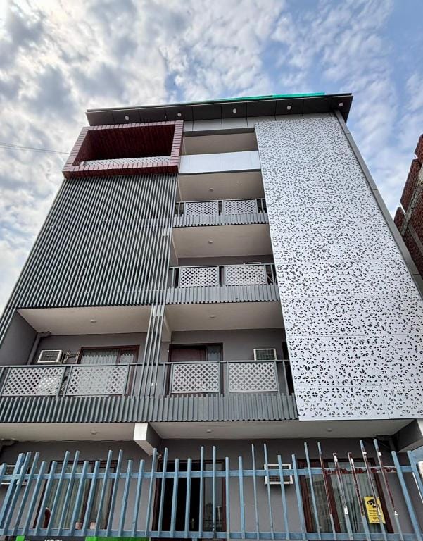 Oh My Place Noida - 143 Hotel in Noida