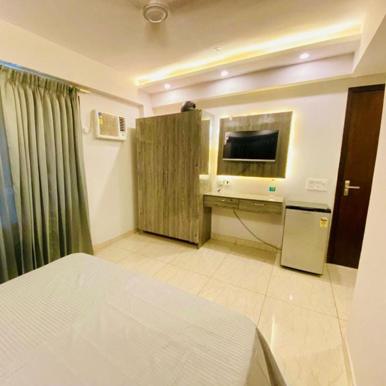Oh My Place Noida - 143 Hotel in Noida