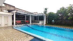Villa Komandan, Private Pool, up to 20 guests Villa in West Java