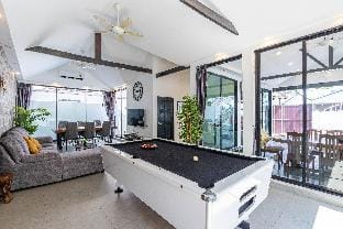 Center 5 Breeze –  with Poolside Bliss Villa in Pattaya City