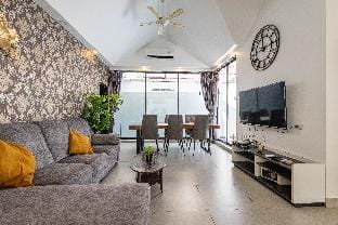 Center 5 Breeze –  with Poolside Bliss Villa in Pattaya City