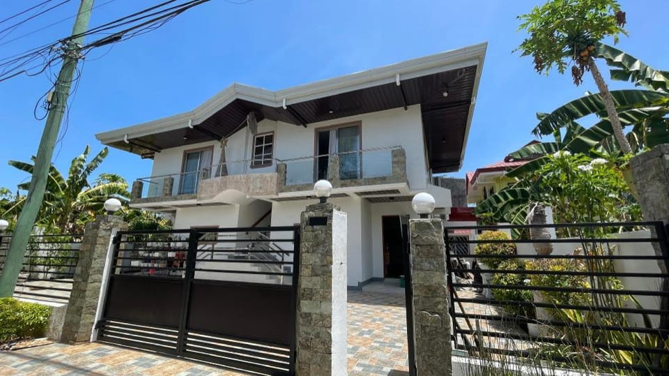 Sonrisa - Golden Meadows by Hiverooms Hotel in Lapu-Lapu City