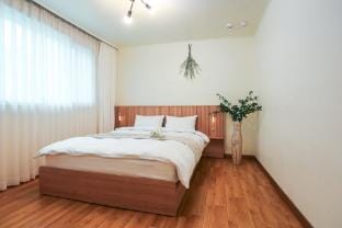 New! (5BR 2BA) 햇살 가득 감성 하우스 / 10인 단체 숙소 / 가족,친구 여행 Vacation rental in Seoul