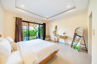 Alica- Canggu + Brand NEW Villa + HUGE Pool + PS5 Villa in North Kuta