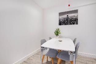 Modern 2 Bedrooms Apt. 04 Town Centre Camberley Apartment in Camberley