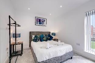 Modern 2 Bedrooms Apt. 04 Town Centre Camberley Apartment in Camberley