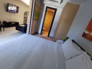 Caleze Properties UPTOWN PALAZZO ROOM for 4  Apartment in Makati