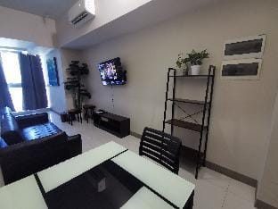 Caleze Properties UPTOWN PALAZZO ROOM for 4  Apartment in Makati