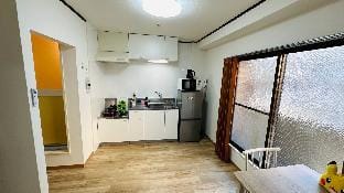 303黒門市場すぐ30秒！道頓堀まで徒歩8分！でんでんタウン徒歩3分！通天閣徒歩9分！観光に最高！ Apartment in Osaka