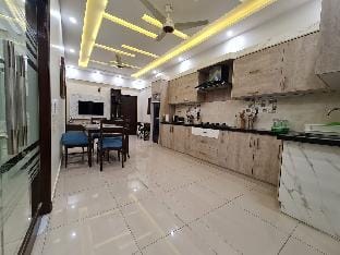 Zaha Home: Urban style 2 br apt Apartment in Karachi
