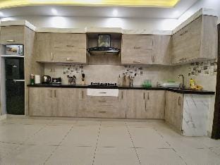 Zaha Home: Urban style 2 br apt Apartment in Karachi