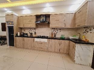 Zaha Home: Urban style 2 br apt Apartment in Karachi