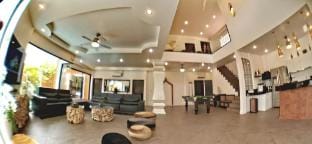 GOLDLAND Luxury Pool Villa Pattaya Walking Street Villa in Pattaya City