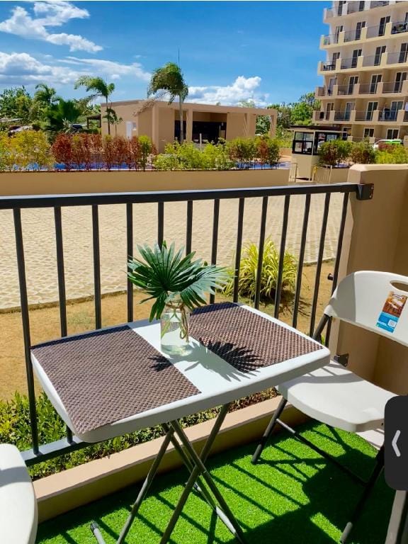 Lapu-Lapu City condo near beach, airport, poolview Apartment in Lapu-Lapu City