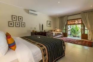 Spacious 3BR Private Pool Villa Near Beach Villa in North Kuta