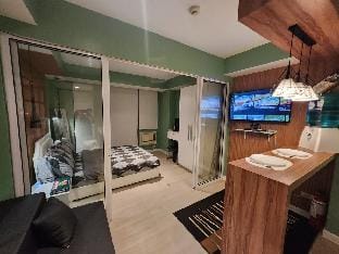 Near Airport, Double Bed, White Sand Gym & More Apartment in Paranaque