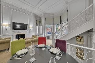 Chic & Spacious 2 Bedroom Duplex in Knightsbridge Apartment in City of Westminster