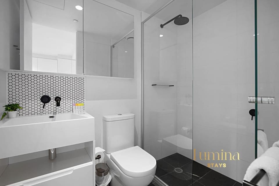 Lumina Stays - Lighthouse Apartment in Melbourne