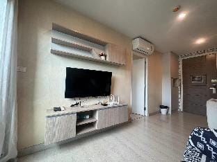 BTS onnut One bedroom pool Quiet Netflix free Wifi Apartment in Bangkok