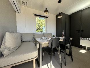 Le Laurier, mobil-home climatisé avec vue sur mer  Vacation rental in Hyères