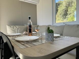 Le Laurier, mobil-home climatisé avec vue sur mer  Vacation rental in Hyères