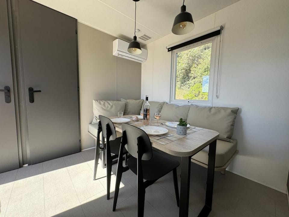 Le Laurier, mobil-home climatisé avec vue sur mer  Vacation rental in Hyères