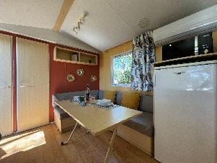 Le Romarin, mobil-home climatisé avec vue sur la mer  Vacation rental in Hyères