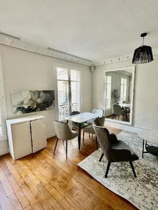 Renovated Marais flat, King size bed XL Spa shower Apartment in Paris